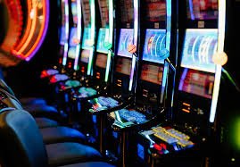 casinomentor live-dealer studio showing multi-camera broadcast of roulette table