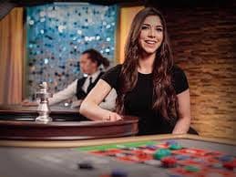 casinomentor Koprok live dealer studio with card table